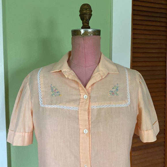 1970s Peach Embroidered Blouse - Picture 2 of 8